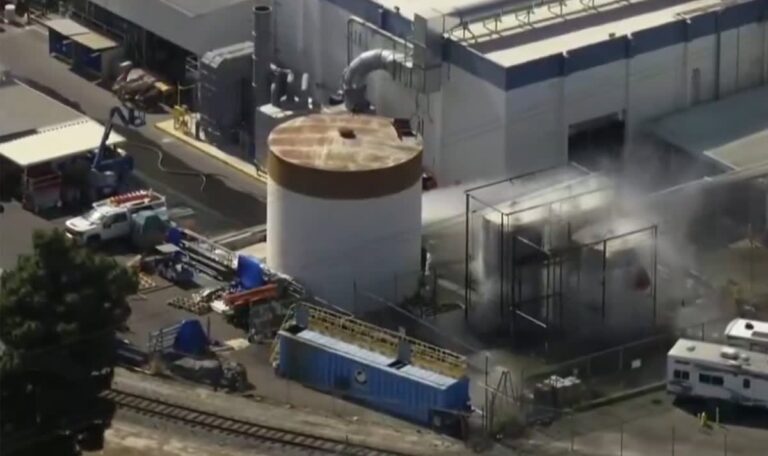 Tank mit 26.000 Liter Gift kurz vor Explosion – Tausende Anrainer evakuiert (VIDEOS)