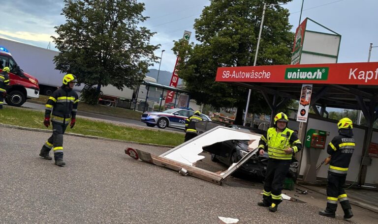Komplett demoliert: Auto rast in Waschanlage (FOTOS)