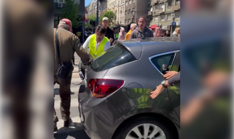 Nach Streit wegen Blockade: Autofahrer überfährt Demonstranten in Belgrad (VIDEO)