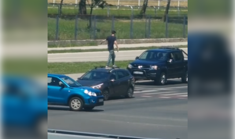 Gefährliche Szenen: Verwirrter Mann springt auf fahrende Autos (VIDEO)