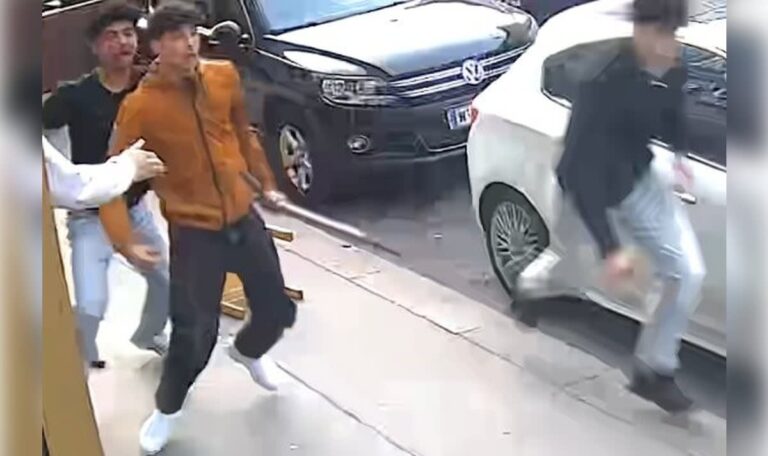 Messerattacke vor Friseur: Zwei Jugendliche verletzt – Fahndung