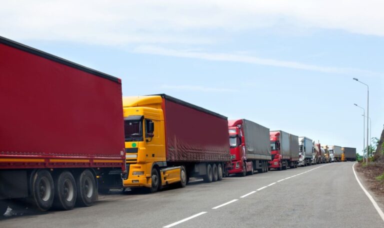 Gradiska-Stau: LKW-Fahrer sitzen stundenlang ohne WC fest