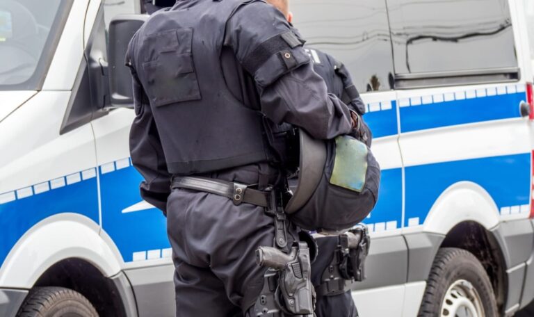 Bankräuber nehmen Geldtransporter-Fahrer als Geisel