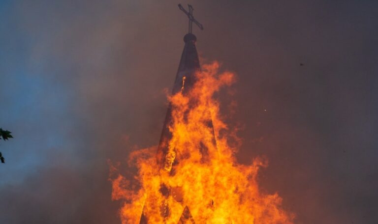 Gotteshaus brennt lichterloh – Turm kracht in sich zusammen (VIDEO)