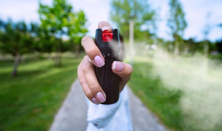 16-Jährige kämpft sich mit Pfefferspray frei – Täter flüchtig
