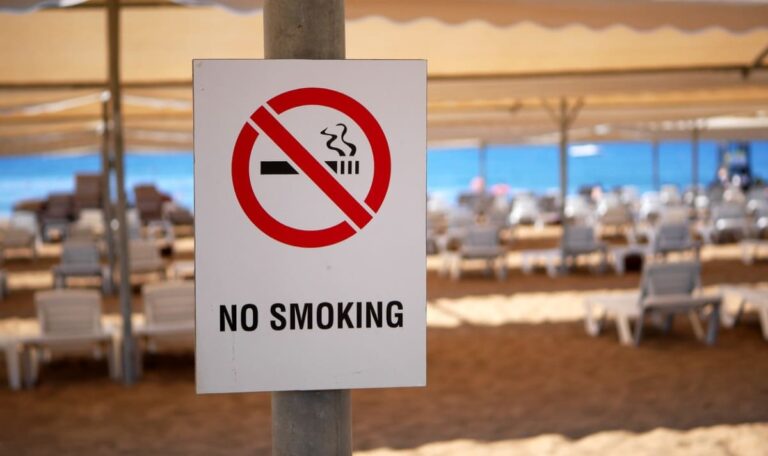 Beliebter Urlaubsort verbannt Zigaretten und Hunde vom Strand