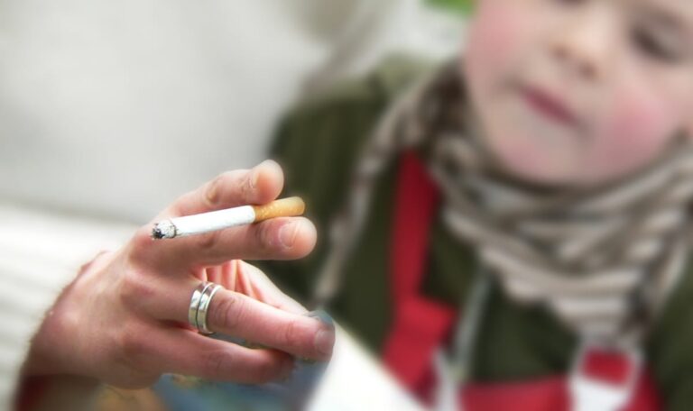 Bunte Verpackung, süße Aromen: Tabak-Bosse ködern Kinder mit süßen E-Zigaretten