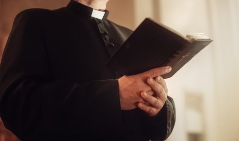 Vater sah zu: Pastor soll Jugendlichen missbraucht haben