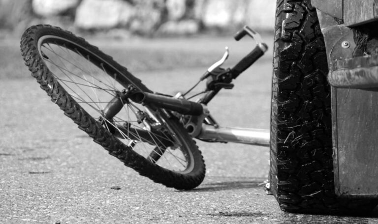 Autofahrerin rast in Schülergruppe – Zwei Kinder sterben