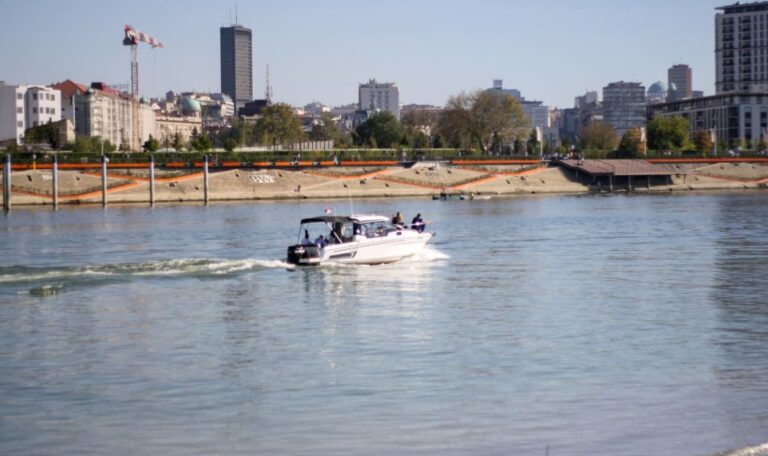 Baby-Drama auf der Donau: Flusspolizei rettet 4-Monate-altes Kind
