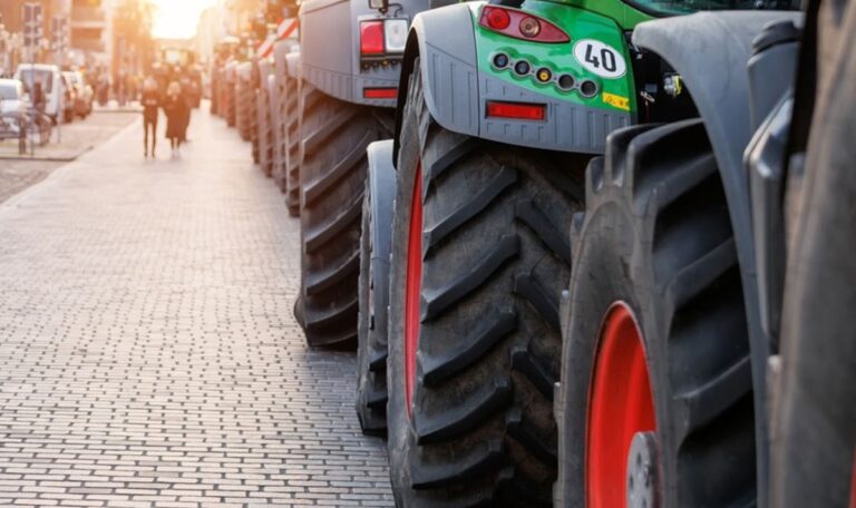 Traktor-Aufstand in Wien: Bauern fahren mit Hupkonzert vors Finanzministerium