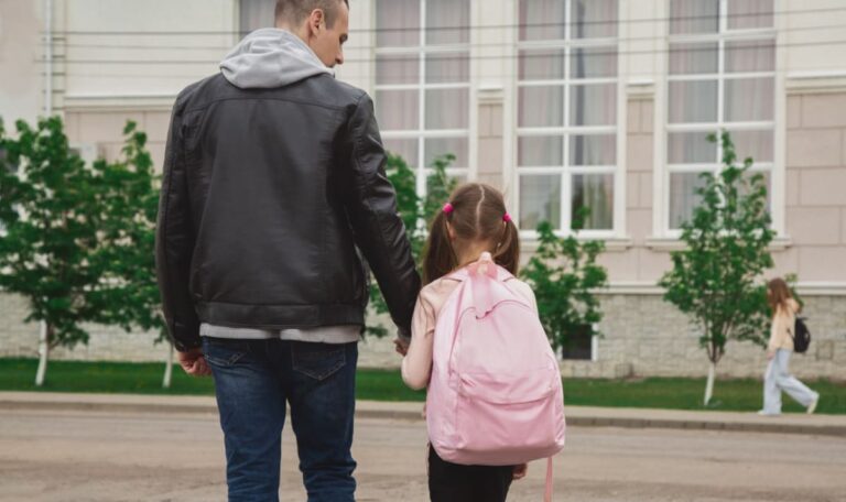 Fremde wollen Schulkinder zum Mitgehen bewegen – Polizei ermittelt