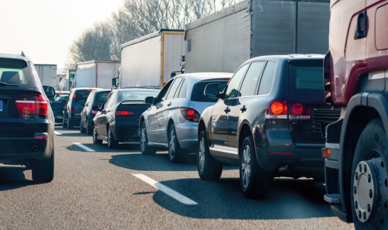 Sattelzug kracht in Tunneleingang – 300 Liter Treibstoff auf Autobahn