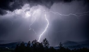 Blitz trifft Urlauberin auf Rhodos – Tod am Strand