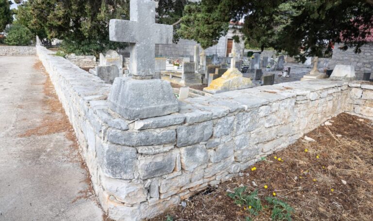 10.000 Euro pro Grab: Illegaler Friedhof in Kroatien aufgeflogen