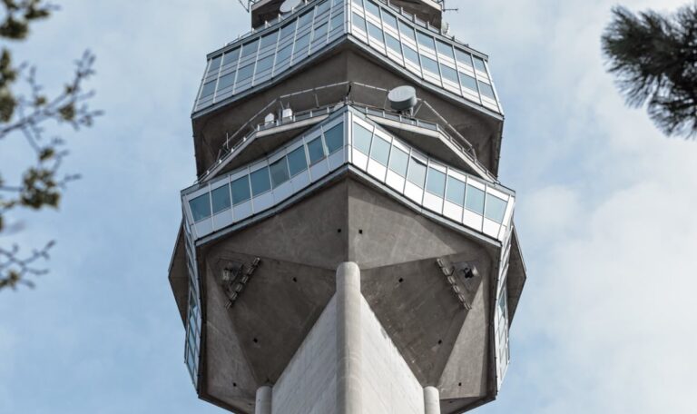 Millionen Serben bauten diesen zerstörten Turm wieder auf