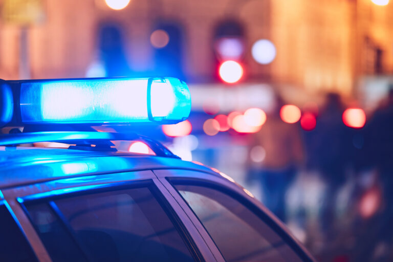 Schwerer Lkw-Crash auf A4: Fahrer eingeklemmt und verletzt – Totalsperre
