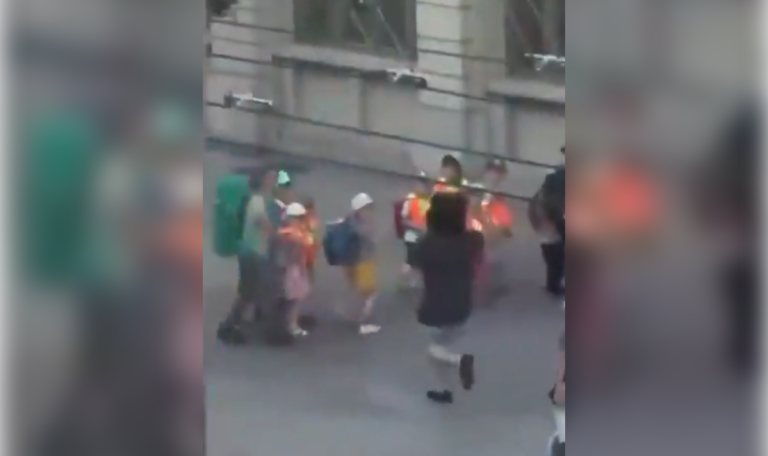 Mehrere Verletzte: Angreifer läuft mit Messer auf Schulkinder zu (VIDEO)