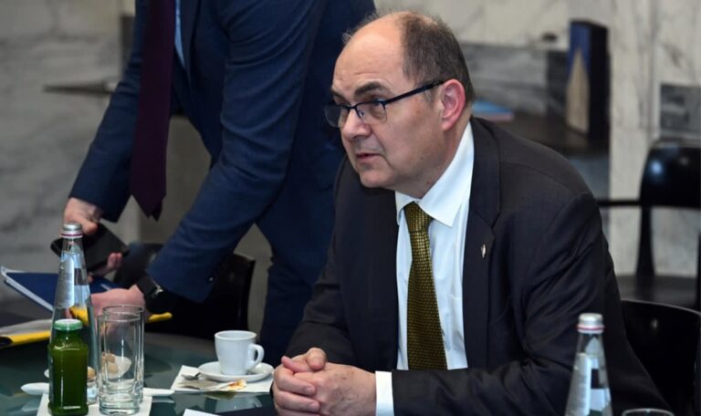 Hoher Repräsentant Schmidt kündigt Rückzug an – Kernreformen gescheitert