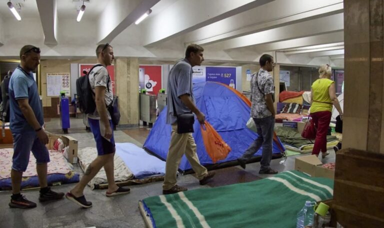 Nächtlicher Raketenangriff auf Kiew: Bewohner fliehen in Metro-Stationen