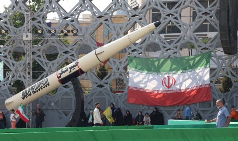 Landesweiter Luftalarm: Iran feuert zweite Raketenwelle auf Israel ab