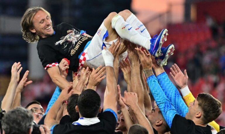 Kroatische Mannschaft ehrt Modric mit besonderer Geste (VIDEO)