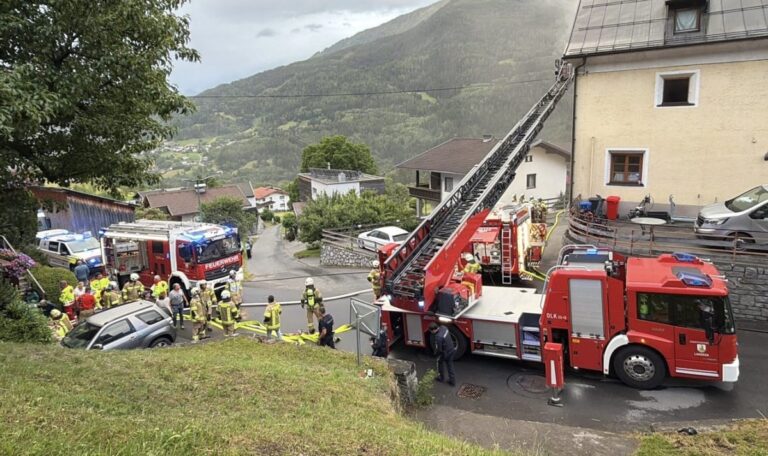 Rauch im Stiegenhaus: Feuerwehr muss Bewohner mit Drehleiter retten (VIDEO)