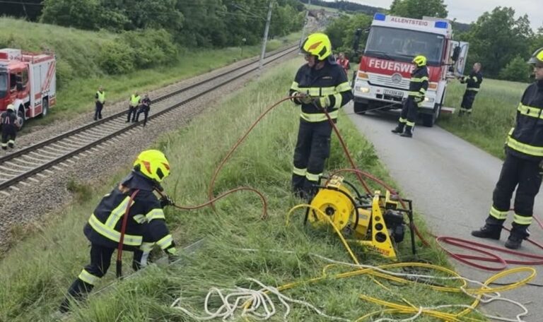 Zug erfasst Auto: Zweijährige überlebt – Eltern tot