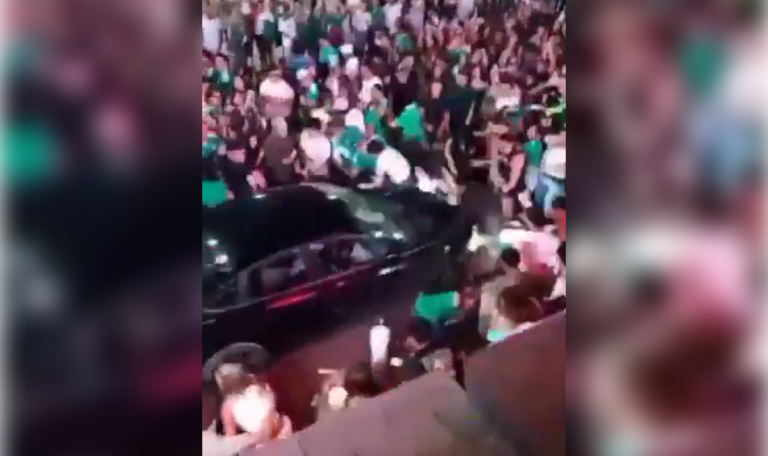 Mexiko-Siegesfeier endet blutig: Auto rast durch Menge (VIDEO)