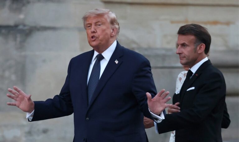 Bei Dinner mit Macron: Trump unterzeichnet Abkommen mit dem Iran