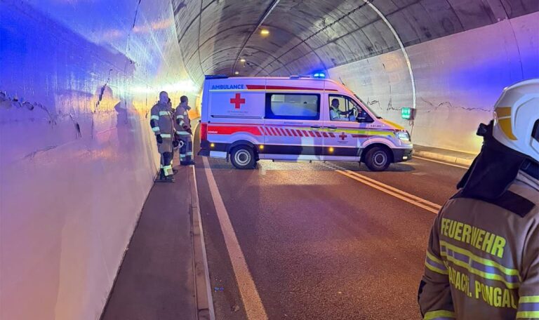 Tunnel-Unfall: Biker stirbt, Beifahrerin schwer verletzt