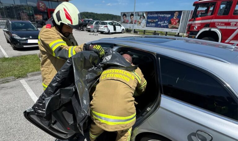 Kleinkind bei 26 Grad im Auto eingesperrt: Passant schlägt Scheibe ein