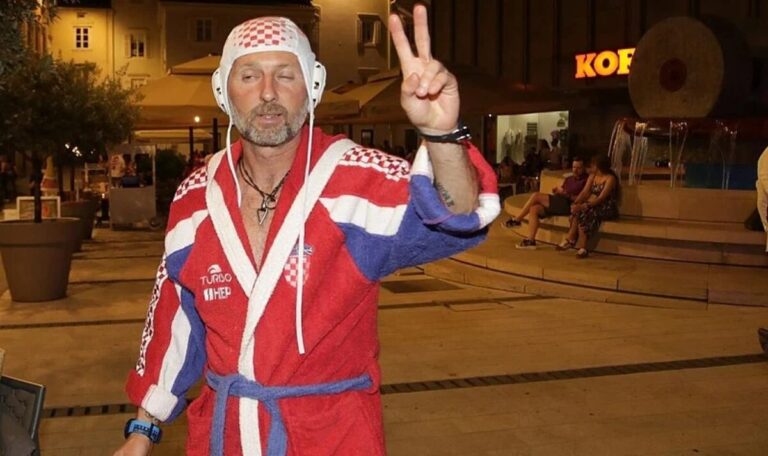 Hausmantel statt Trikot: Dieser Fan aus Rijeka stahl allen die Show