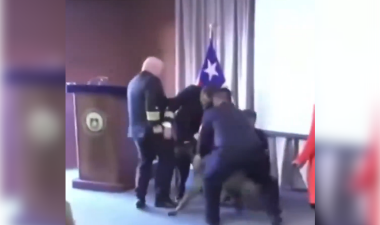Drogenspürhund attackiert Vizeadmiral bei Zeremonie (VIDEO)