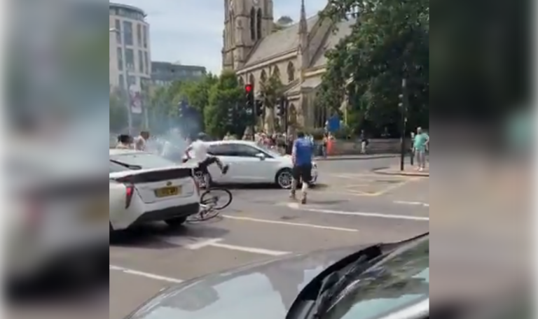 Auto rast in Menschengruppe – Fünf Verletzte in London (VIDEO)