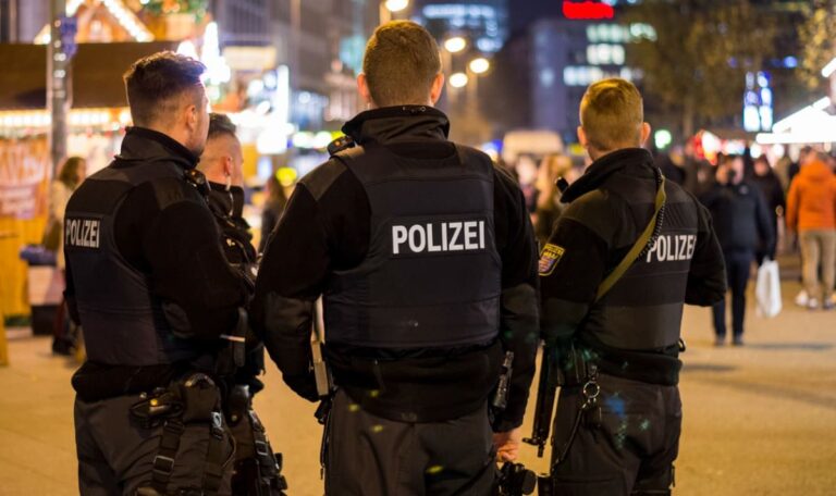 Schuss auf Polizist! Vater hält drei Töchter als Geiseln