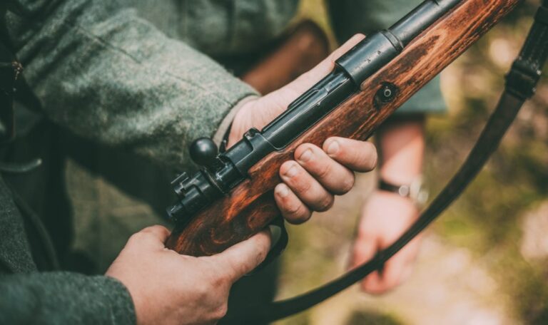 Jagd endet in Tragödie – Freund stirbt durch Schuss am Hals