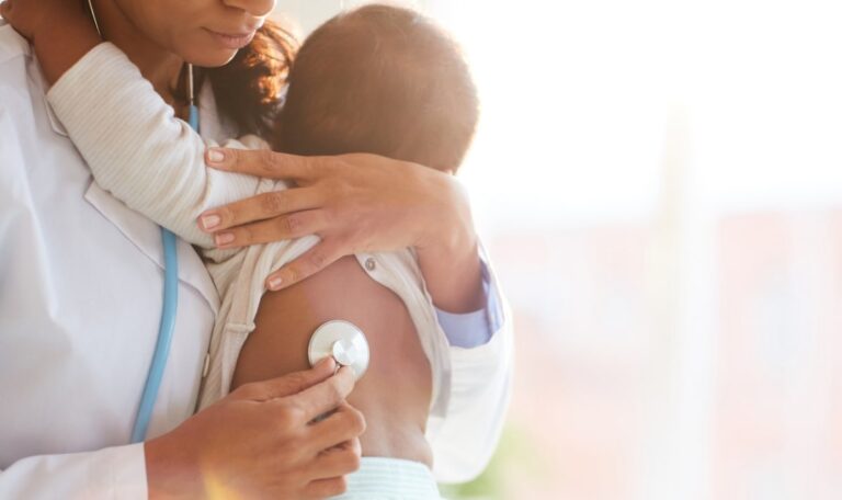 Als Krankenschwester verkleidet: 18-Jährige stiehlt Baby aus Klinik