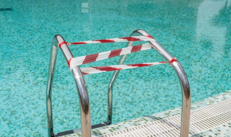 Täter flüchten, Kind landet im Rettungswagen: Freibad-Attacke löst Sicherheitsdebatte aus
