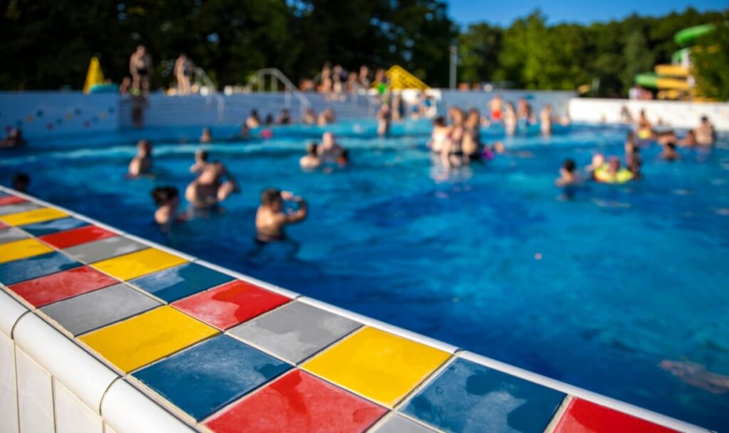 Mädchen im Wellenbad umzingelt und belästigt: Vier Männer vor Gericht
