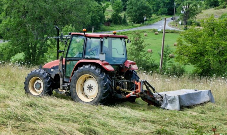 Traktor stürzt 90 Meter in den Wald: Fahrer stirbt