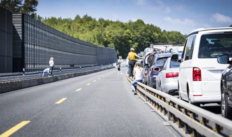 Hitze lässt Fahrbahn aufplatzen – Mega-Stau auf der A1 Richtung Wien