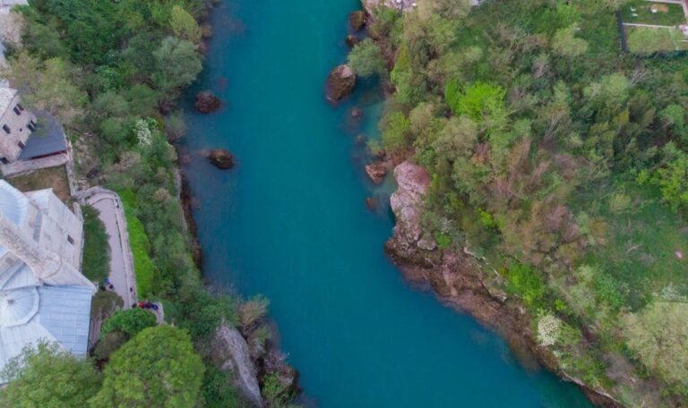 Mostar: Müll neben der Neretva abgeladen – Anwohner protestieren