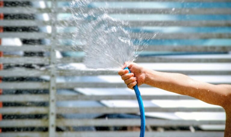 Gartenschlauch lag in der Sonne: Siebenjähriger erleidet schwere Gesichtsverletzungen