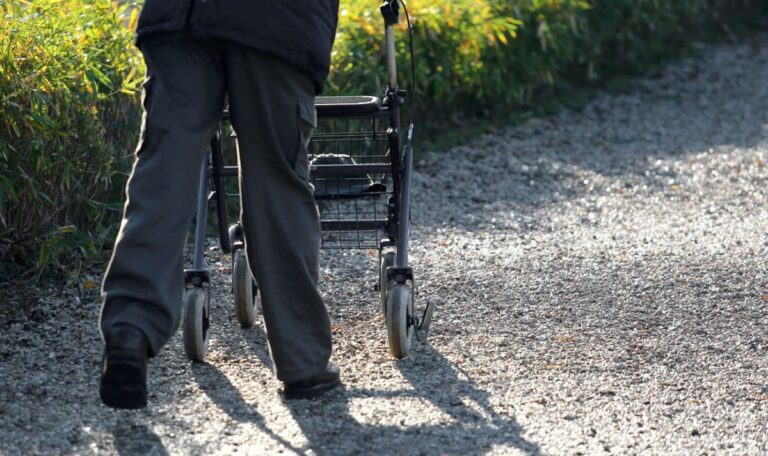 Feige Attacke auf 93-Jährigen mit Rollator  – Täter schlägt zu und flüchtet