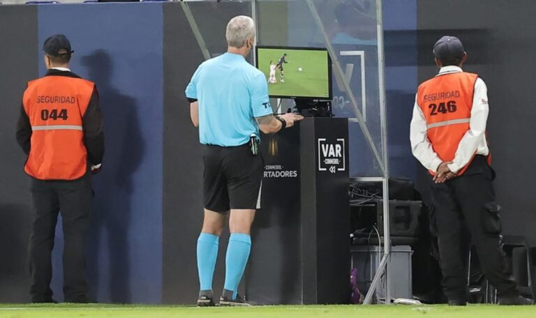 FIFA reagiert: VAR bekommt Upgrade für letzte WM-Spiele