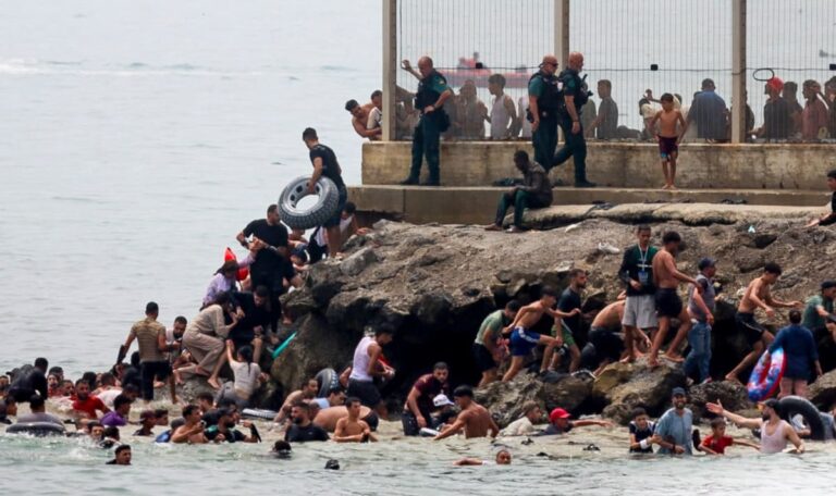 Migranten fluten Ceutas Strände: Spanische Exklave versinkt im Chaos (VIDEO)