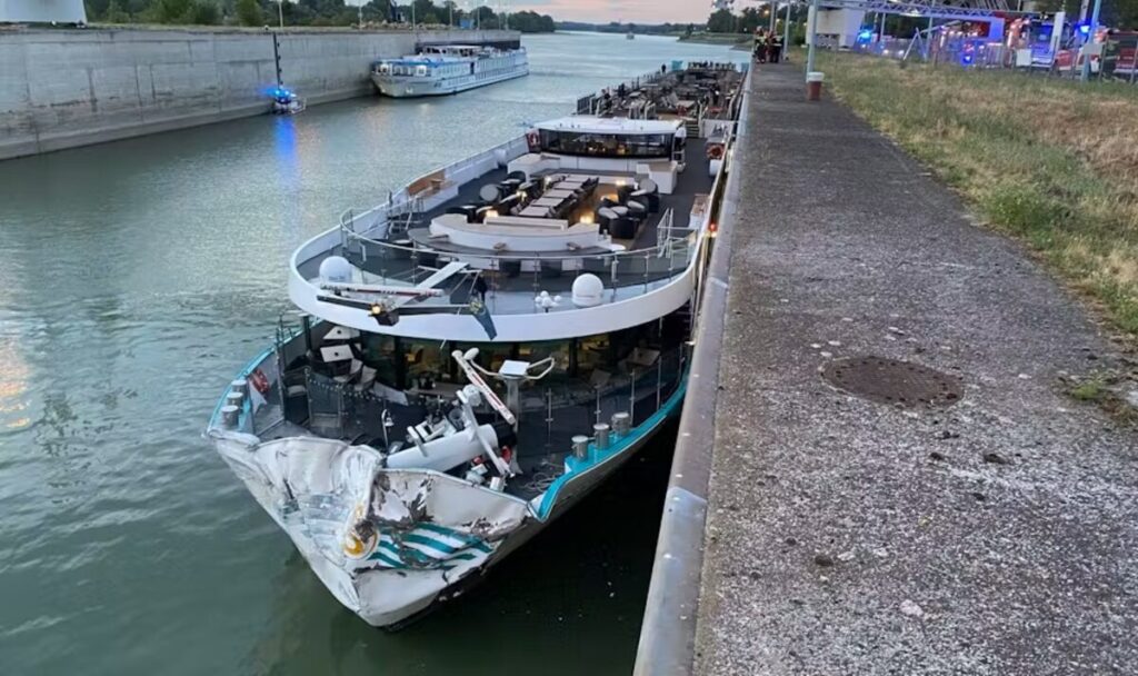 Nächtlicher Schreck auf der Donau: Kreuzfahrtschiff rammt Mauer