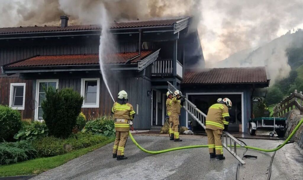 Wohnhaus in Flammen: Schaulustige filmen mit Drohne und behindern Löscheinsatz
