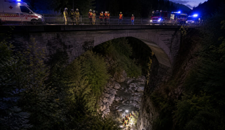 Tirol: 17-Jähriger stürzt mit Moped 30 Meter in Bachbett